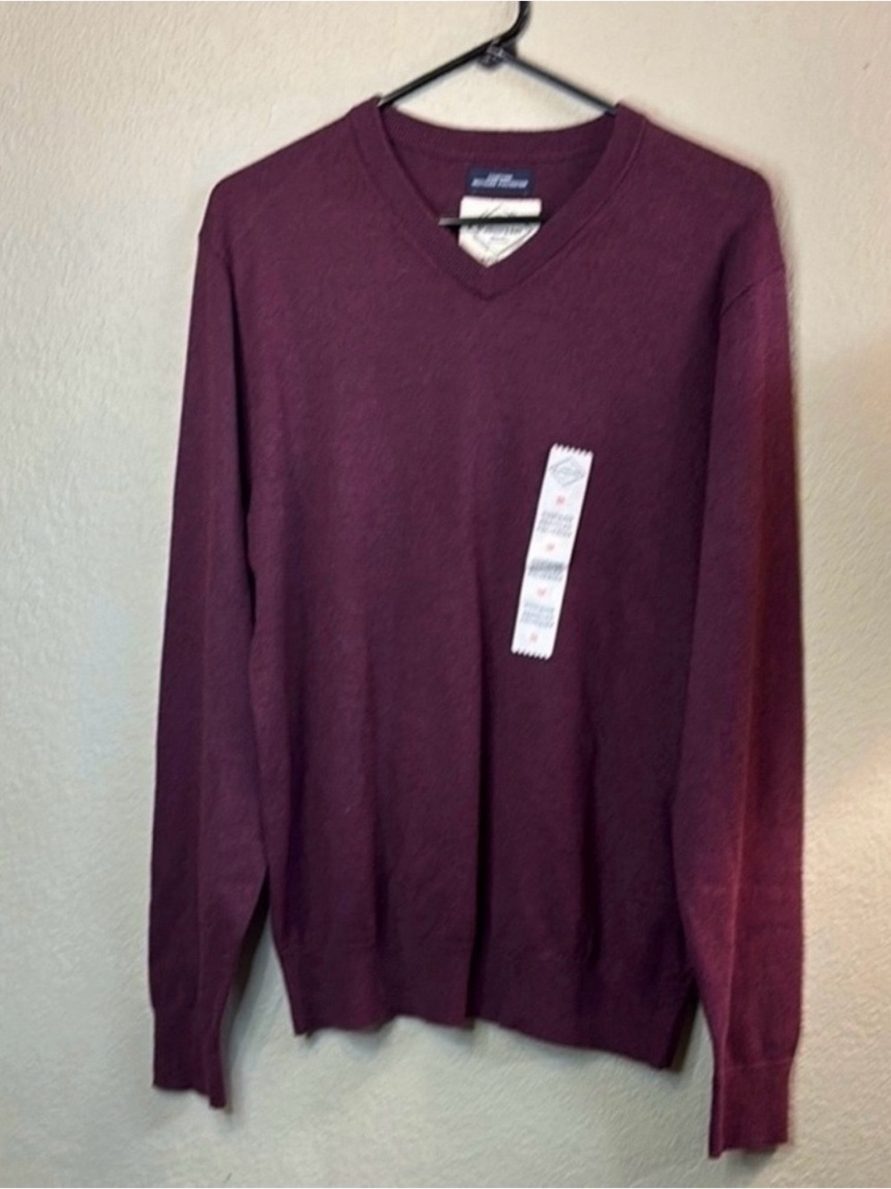 New St. John's Bay Sweater Men’s Burgundy V-Neck Classic Knit Super Soft Medium